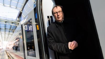 Oliver Krischer (Bündnis 90/Die Grünen), Verkehrsminister von Nordrhein-Westfalen, steht in dem neuen ICE 3neo mit dem Namen "Rheinland" im Hauptbahnhof.