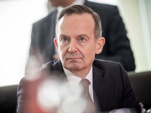 Volker Wissing (FDP), Bundesminister für Verkehr und Digitales, wartet auf den Beginn der wöchentlichen Kabinettssitzung im Bundeskanzleramt. 
