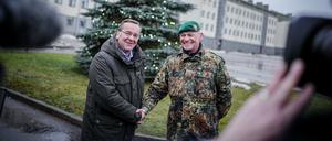 Verteidigungsminister Boris Pistorius wird im litauischen Rukla vom Kommandeur Klaus-Peter Berger empfangen. Der SPD-Politiker besuchte hier die deutschen Soldaten für eine Weihnachtsfeier und Adventskaffee.