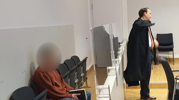 Der 50-jährige Vater (l) sitzt im Amtsgericht, rechts sein Verteidiger Fabian Kierdorf. Dem Mann werden Misshandlung von Schutzbefohlenen und Verletzung der Fürsorge- und Erziehungspflicht vorgeworfen. 