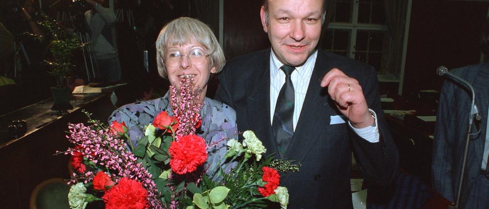 Sybille Volkholz wird nach ihrer Wahl zur neuen Schulsenatorin von dem ebenfalls neu gewählten Regierenden Bürgermeister Walter Momper beglückwünscht. Mit den Stimmen der SPD und der Alternativen Liste wählte das Berliner Abgeordnetenhaus am 16. März 1989 einen neuen rot-grünen Senat. 