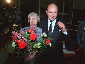 Sybille Volkholz wird nach ihrer Wahl zur neuen Schulsenatorin von dem ebenfalls neu gewählten Regierenden Bürgermeister Walter Momper beglückwünscht. Mit den Stimmen der SPD und der Alternativen Liste wählte das Berliner Abgeordnetenhaus am 16. März 1989 einen neuen rot-grünen Senat. 