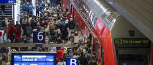 ARCHIV - 04.06.2022, Berlin: Zahlreiche Menschen steigen am Hauptbahnhof in den Regionalzug der Linie RE3 nach Stralsund.