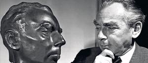 Erich Kästner betrachtet im Jahre 1959 nachdenklich sein Ebenbild, die von Bildhauer Frayber geschaffene Bronze-Büste.