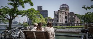 Passanten schauen zum Genbaku-Dom im Hiroshima Peace Memorial Park.