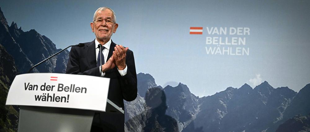 Alexander Van der Bellen, Bundespräsident von Österreich, klatscht im Rahmen der Wahlkampfabschluss-Veranstaltung. 