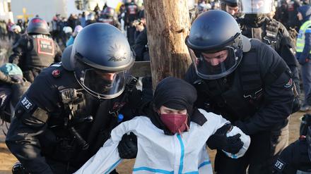 Die Polizei hebt die Blockaden der Klimaaktivisten in Lützerath auf.