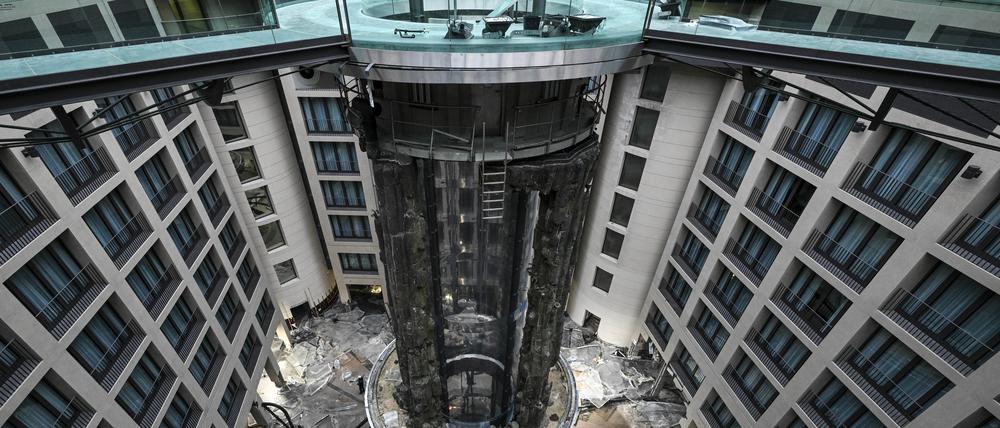 Der zerstörte Zylinder des Aquadoms und Reste der Acrylverkleidung. Etwa eine Million Liter Wasser ergossen sich vor einem Jahr in das Hotel und die umliegenden Straßen in der Berliner Innenstadt.