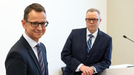 Michael Stübgen (r, CDU), Innenminister von Brandenburg, und Jörg Müller, Leiter des Verfassungsschutzes .
