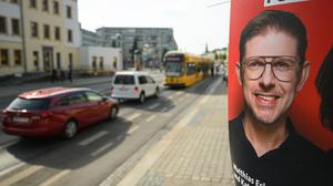 Ein Wahlplakat des sächsischen SPD-Spitzenkandidaten zur Europawahl, Matthias Ecke, hängt an der Schandauer Straße im Stadtteil Striesen an einem Laternenmast. 