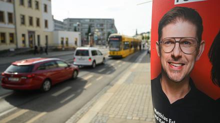 Ein Wahlplakat des sächsischen SPD-Spitzenkandidaten zur Europawahl, Matthias Ecke, hängt an der Schandauer Straße im Stadtteil Striesen an einem Laternenmast. 