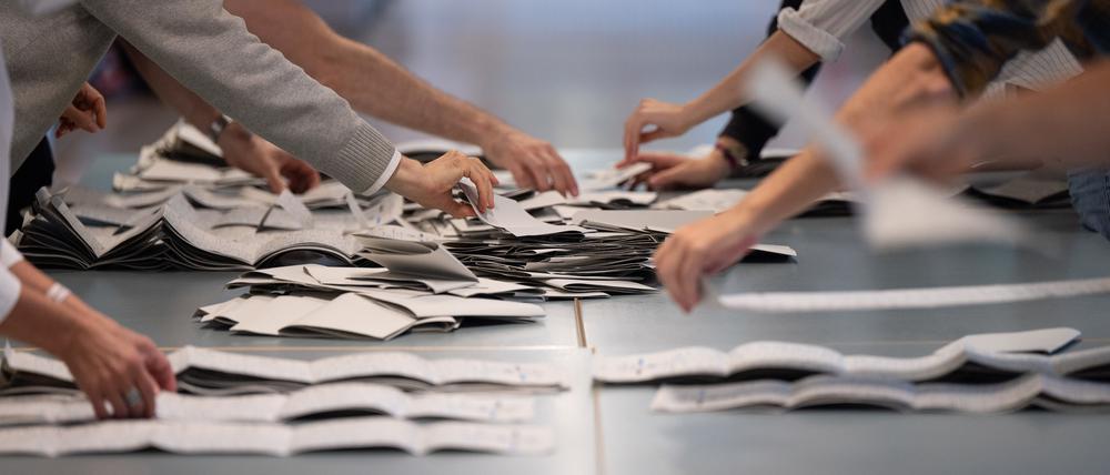 Wegen der vielen Pannen bei der Bundestagswahl 2021 in Berlin haben die Fraktionen von AfD und CDU/CSU ihre angekündigten Wahlprüfungsbeschwerden in Karlsruhe eingereicht. 