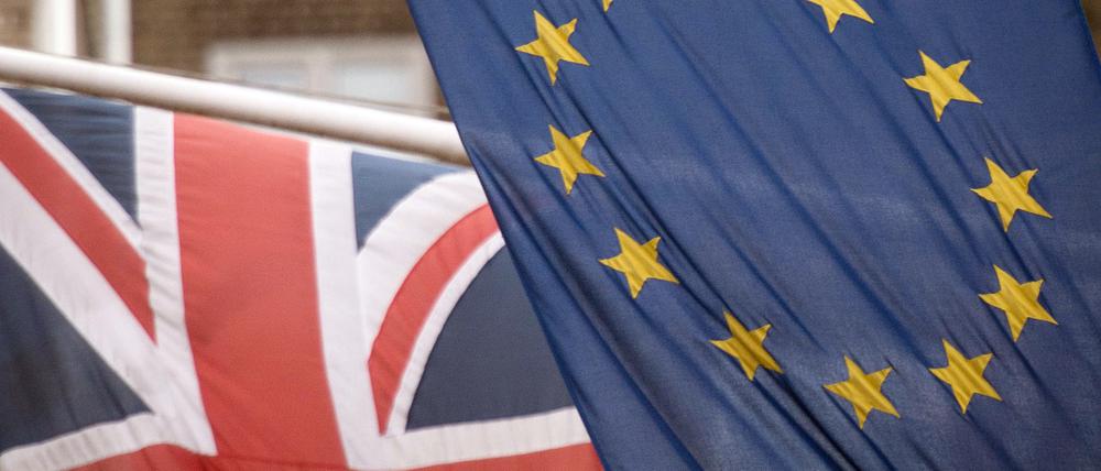 Die Flaggen von Großbritannien und der EU. 