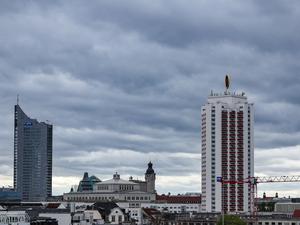 Dunkle Wolken ziehen über die Leipziger Innenstadt mit dem City-Hochhaus (l) und dem Wintergartenhochhaus.