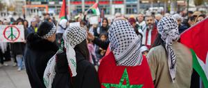 Teilnehmer einer pro-palästinensischen Kundgebung sind  auf dem Alexanderplatz unterwegs. 