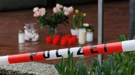 Blumen vor dem Tatort in Ibbenbüren, Nordrhein-Westfalen