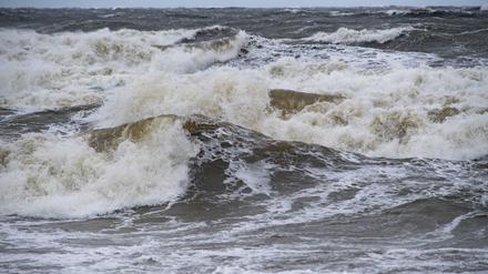 Wellen schlagen an den Ostseestrand von Binz (Archivbild vom 20.10.2023).