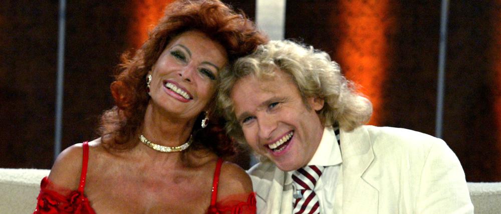 Die italienische Schauspielerin Sophia Loren scherzt mit Showmaster Thomas Gottschalk während der 150. Sendung der Fernsehshow „Wetten, dass..?“. 
