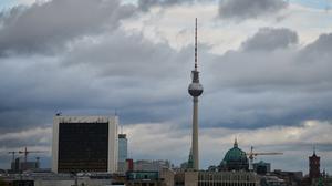 Wolken ziehen am Fernsehturm in Berlin vorbei. 