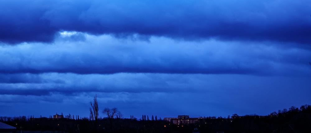 Wolken ziehen in Leipzig bei stürmischem Wetter über das Land (Archivbild).