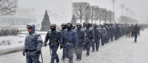 04.12.2023, Russland, Moskau: Soldaten der russischen Nationalgarde gehen bei starkem Schneefall durch die „VDNKh“, eine Ausstellung der Errungenschaften der Volkswirtschaft.