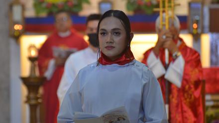 Wowa Ledama, trans Frau und angehende Priesterin in der Katholischen Kirche der Philippinen (Iglesia Filipina Independiente).