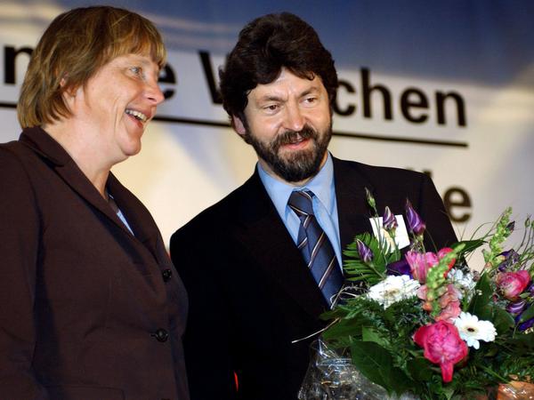 Joachim Zeller – hier mit der damaligen CDU-Bundesvorsitzenden Angela Merkel – war von 2003 bis 2005 Landesvorsitzender der Berliner CDU. Später zog es ihn ins Europaparlament. Zeller wurde 70 Jahre alt.