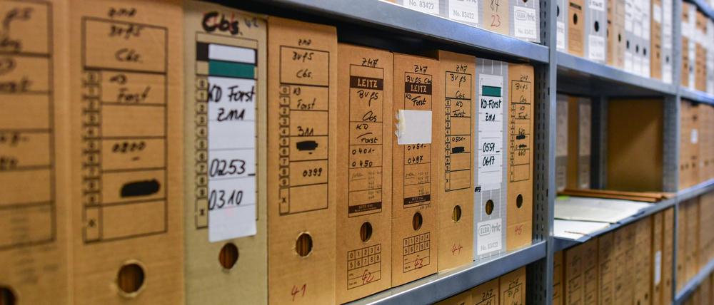 Viele Akten stehen in einem Magazinraum am 15.01.2018 in Brandenburgs einziger Stasi-Unterlagenbehörde in Frankfurt (Oder) (Brandenburg). 