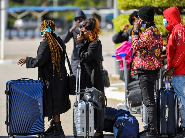 Migrant:innen aus der Subsahara warten im März 2023 am Flughafen von Tunis auf ihren Rückflug. Ein menschenwürdiges Leben ist in Tunesien nicht mehr garantiert.