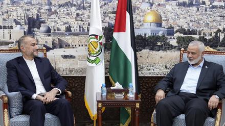 Der iranische Außenminister Hussein Amirabdollahian (links) trifft sich in Katar mit Ismail Hanija, dem Chef der islamistischen Palästinenserorganisation Hamas.