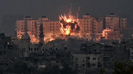 Ein Feuerball bricht während des israelischen Bombardements im nördlichen Gazastreifen am 14. Oktober 2023 aus (Symbolbild).