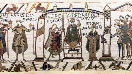Bilder und Worte: Dieses Krönungsszene von Harold II. findet sich auch auf dem Teppich.