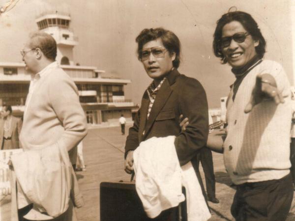Filipino-Invasion: Carmine Infantino, Tony DeZuniga und Alfredo Alcala auf dem Flughafen von Manila. 