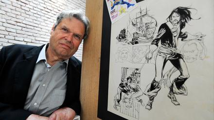 Peter Wiechmann neben der Tuschezeichnung eines Comics aus der Serie "Capitan Terror", erschienen in der Reihe "Primo".
