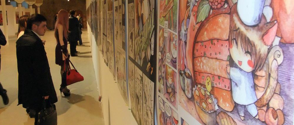Manga in Moskau: Besucher betrachten Comic-Zeichnungen in der Ausstellung "KomMissija" im Künstlerzentrum Winsawod.