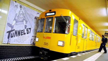 Untergrund-Kunst: Im Berliner U-Bahnhof Bernauer Straße erinnern Comic-Panels an die Mauerjahre.