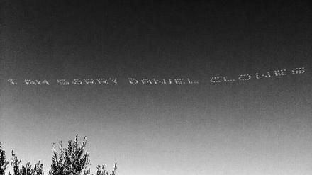 Himmelszeichen: LaBeoufs über Los Angeles schwebende Entschuldigung.