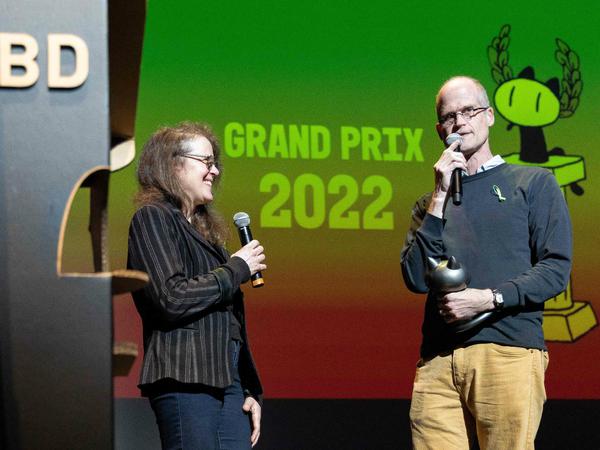 Chris Ware und Julie Doucet bei der Preisverleihung beim 49. Comicfestival von Angouleme.
