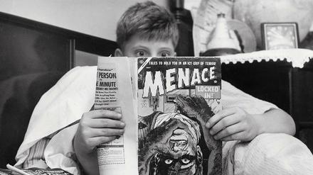 Fesselnde Lektüre: Nachdem Comics inzwischen ihr Schmuddel-Image weitgehend verloren haben, wächst auch die Sekundärliteratur. Dieses Bild von 1954 stammt aus dem Buch "75 Years of Marvel Comics".