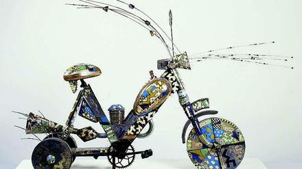 Ein Motorrad aus Keramik. Judith Püschels Moped "Herzschrittmacher" aus dem Jahr 1993. 
