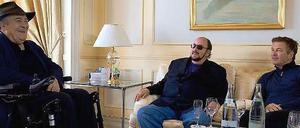 James Toback (Mitte) und Alec Baldwin treffen Bernardo Bertolucci (links) in Cannes.