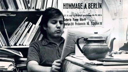 René Block im Büro seiner Galerie mit Plakat „Hommage à Berlin“, 1969