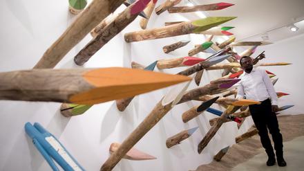 Der Künstler Pascale Marthine Tayous und sein Kunstobjekt. Die Ausstellung "Kolmanskop Dream" dreht sich Wunden des Kolonialismus und zeitgenössische Heilungsprozesse.