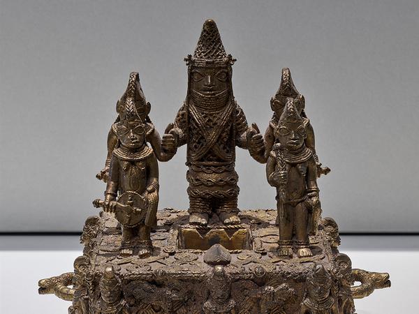 Aus der Benin-Ausstellung im Humboldt Forum: Altargruppe mit Königinmutter.