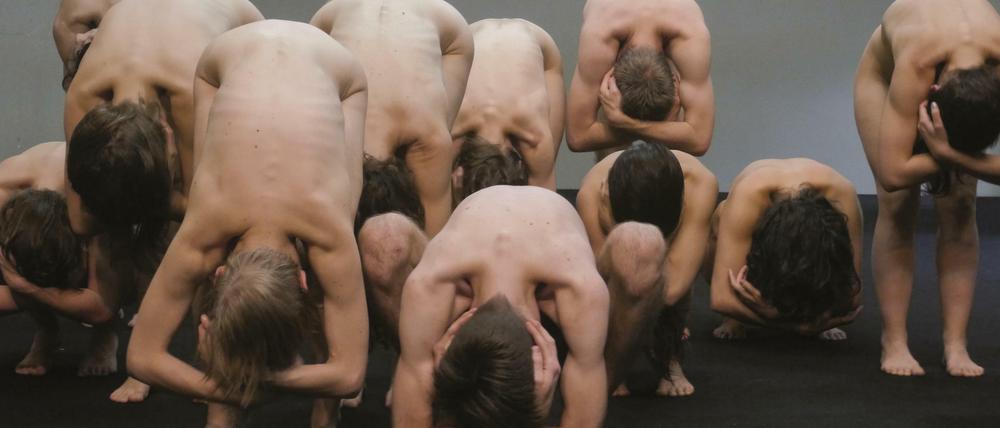 Die Körper als Kollektiv. Isabelle Schads neue Inszenierung stützt sich auf Ideen des Aikido und des Body-Mind-Centering.