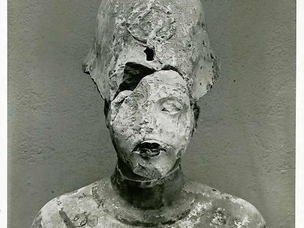 Modellbüste des Echnaton, Amarna 1912/1913, DOG Grabung, Schenkung James Simon. Das Foto zeigt noch die Lippen und die Stirnpartie, die jetzt wieder restauriert wurden, um den Zustand von vor 100 Jahren wieder herzustellen. Die Büste wurde nach verlassen der Stadt Achet-Aton vermutlich von Bilderstürmern zerstört. 