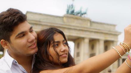 Bollywood in Berlin. Die Roma-Familie von Colorado Velcu nimmt ein selbstkomponiertes Bollywood-Musikvideo an Berlins Sehenswürdigkeiten auf. Super-Clip! auf 