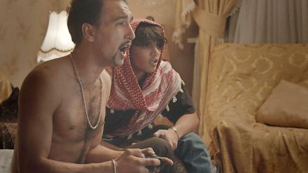 Brüder beim Daddeln. Oktay Inanç Özdemir als Lakhdar und Hussein Eliraqui als Mohammed im Eröffnungsfilm "Meteorstraße".
