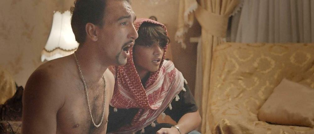 Brüder beim Daddeln. Oktay Inanç Özdemir als Lakhdar und Hussein Eliraqui als Mohammed im Eröffnungsfilm "Meteorstraße".
