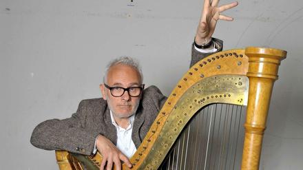 Harfe statt Posaune. Herbert Fritsch zieht in „Apokalypse“ neue Saiten auf.